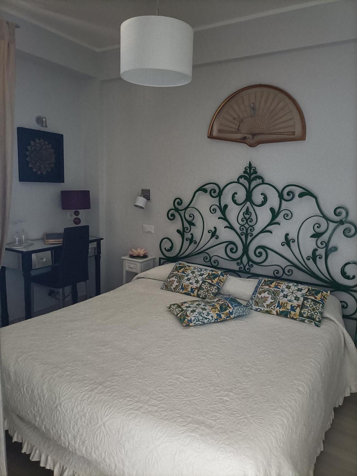 Al Bajah Loft Monovano Con Requisiti Hotel Taormina Zimmer foto